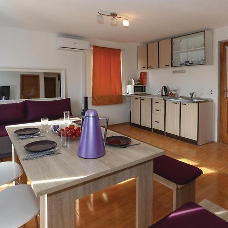 1 Bedroom Cozy Apartment In Slatine Exteriér fotografie